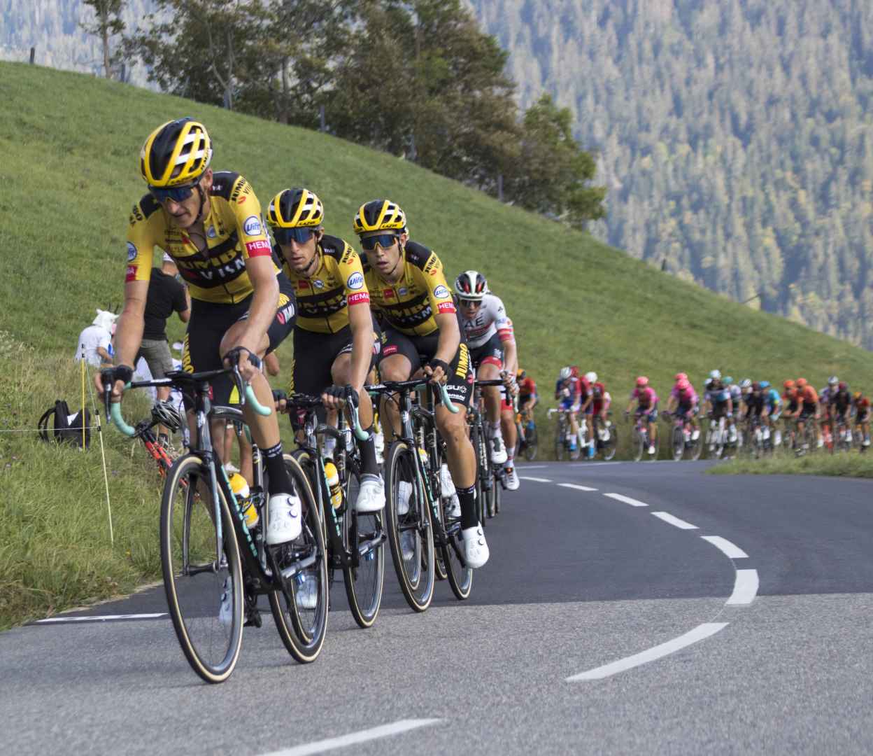 Pelotón en montaña como símbolo de infraestructura tecnológica aplicada al ciclismo