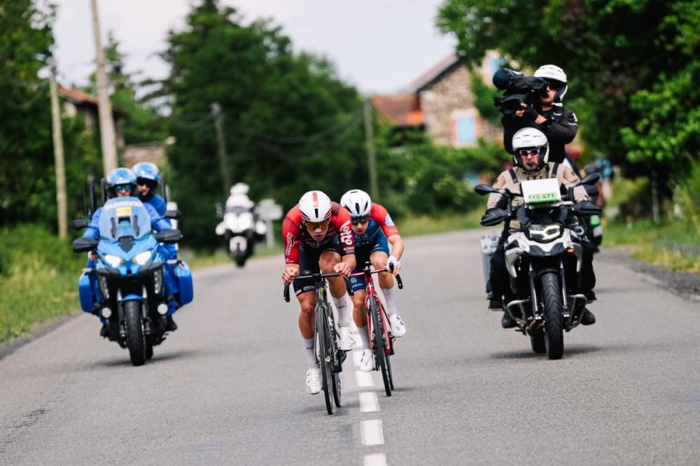 Ciclistas durante la etapa 2 del Tour Auvergne Rhône-Alpes 2026