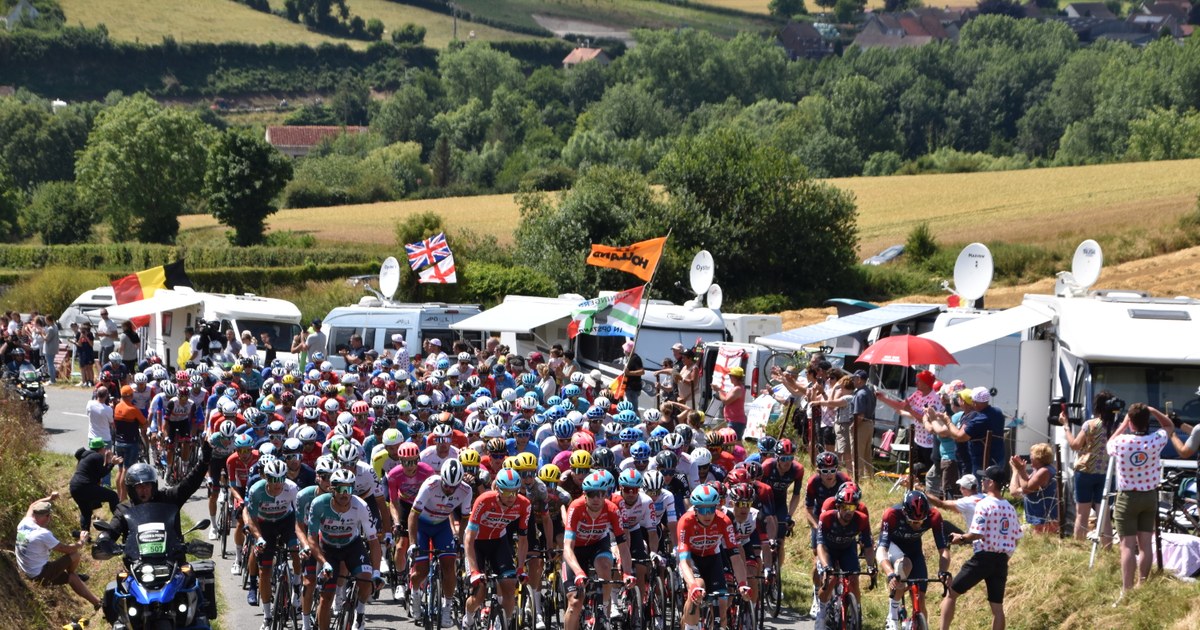 Tour 2026: ¿qué significa una etapa neutralizada? Pelotón del Tour de Francia agrupado en una etapa de carretera
