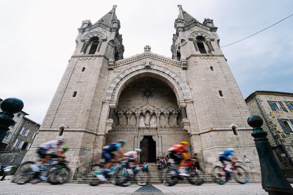 Dónde ver en Latinoamérica la etapa 3 del Tour Auvergne – Rhône-Alpes 2026 Pelotón del Tour Auvergne Rhône-Alpes 2026 durante la etapa 2