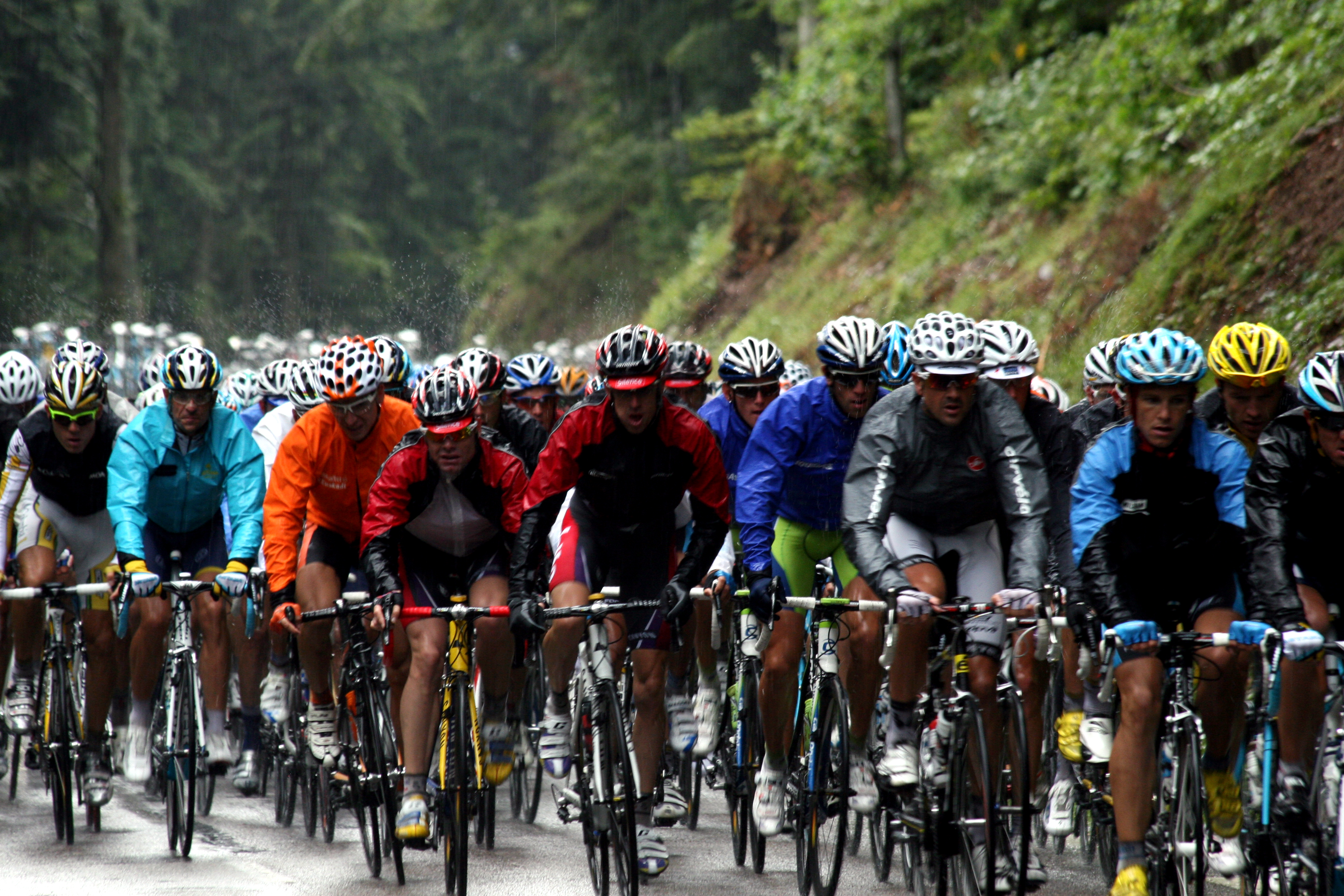 Pelotón bajo lluvia en carrera