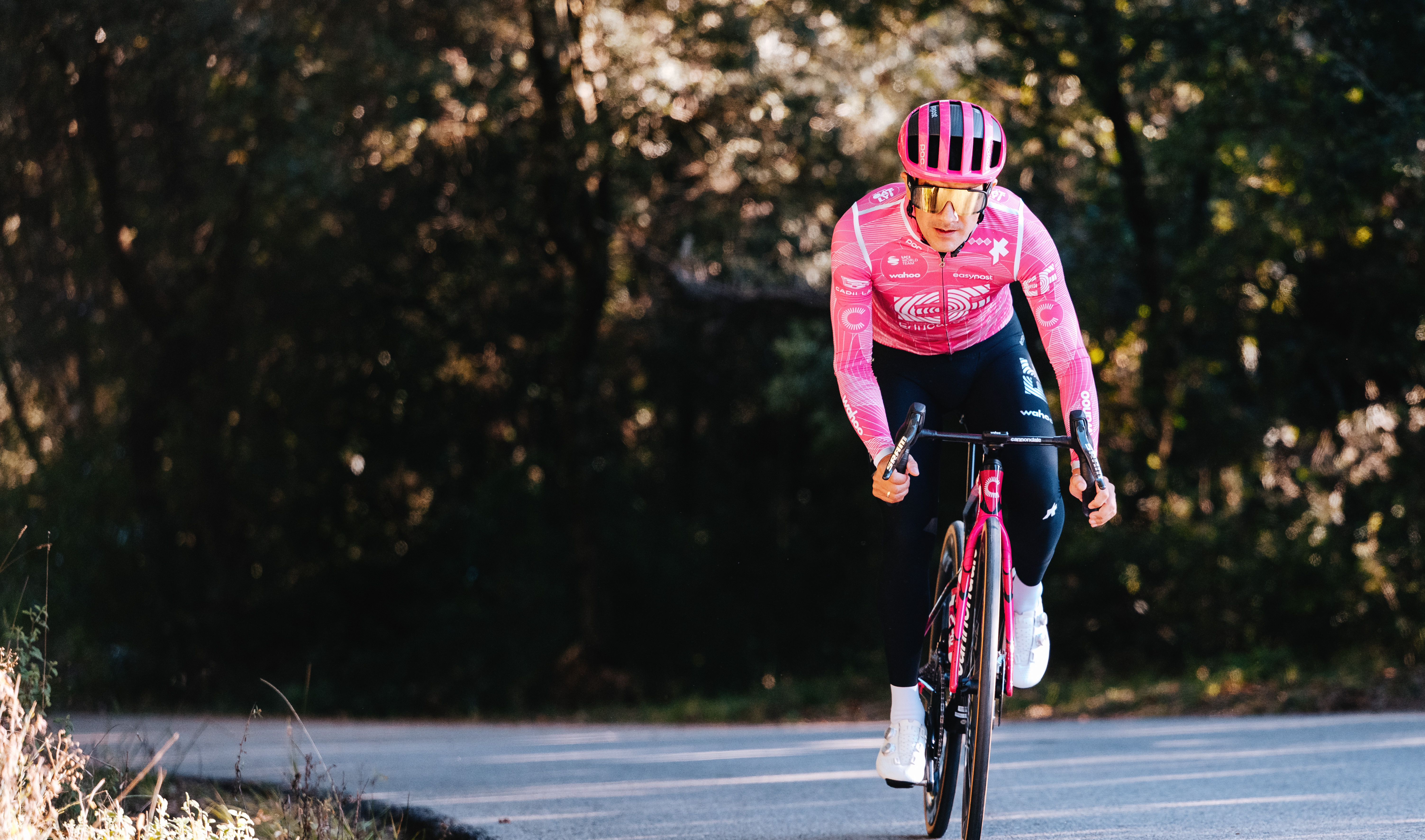 Richard Carapaz entrenando con el uniforme del EF Education-EasyPost