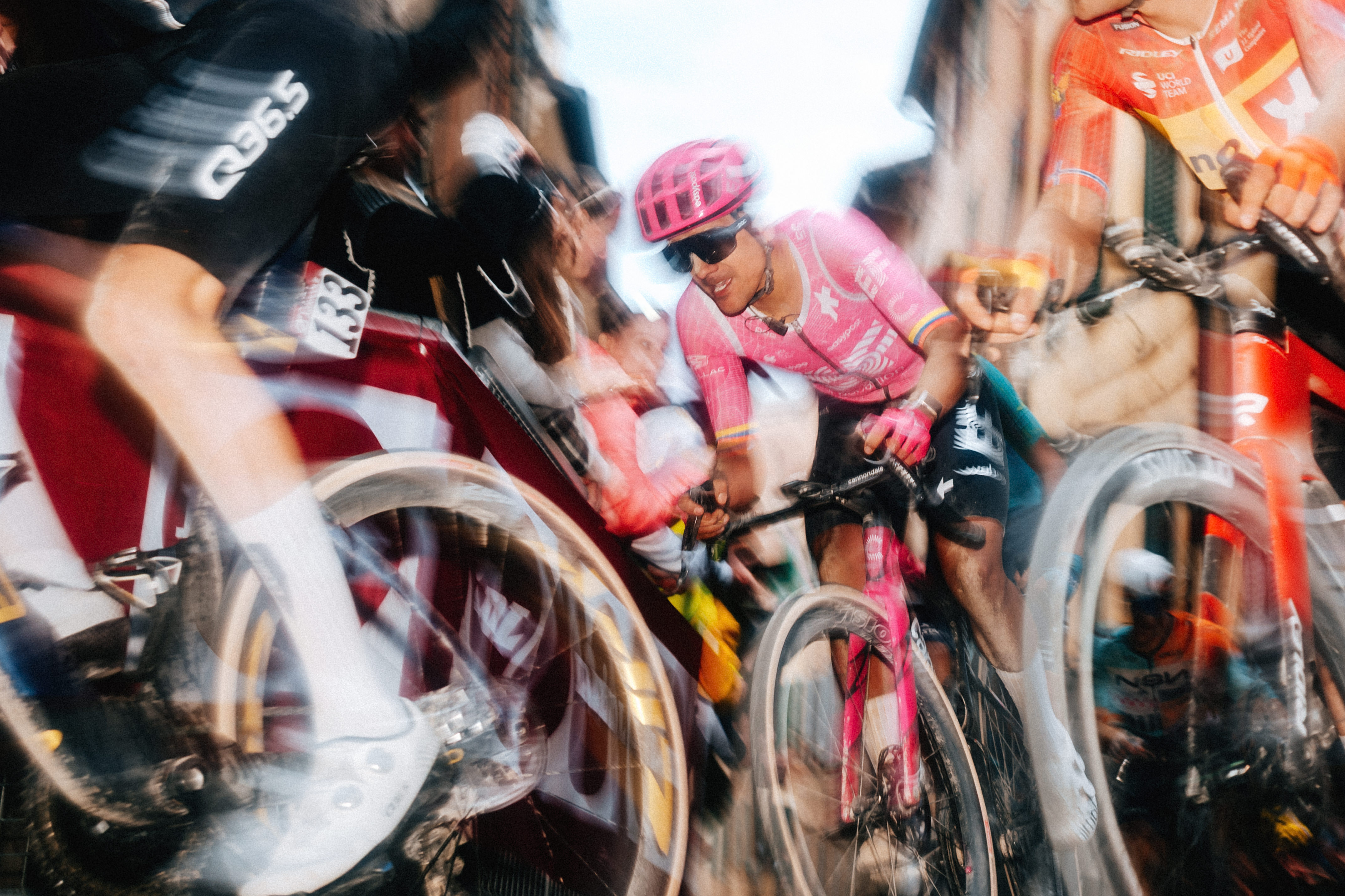 Richard Carapaz compitiendo con EF Education-EasyPost en 2026