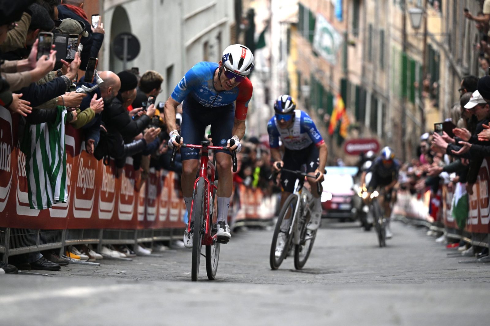 Romain Grégoire compitiendo en una carrera WorldTour