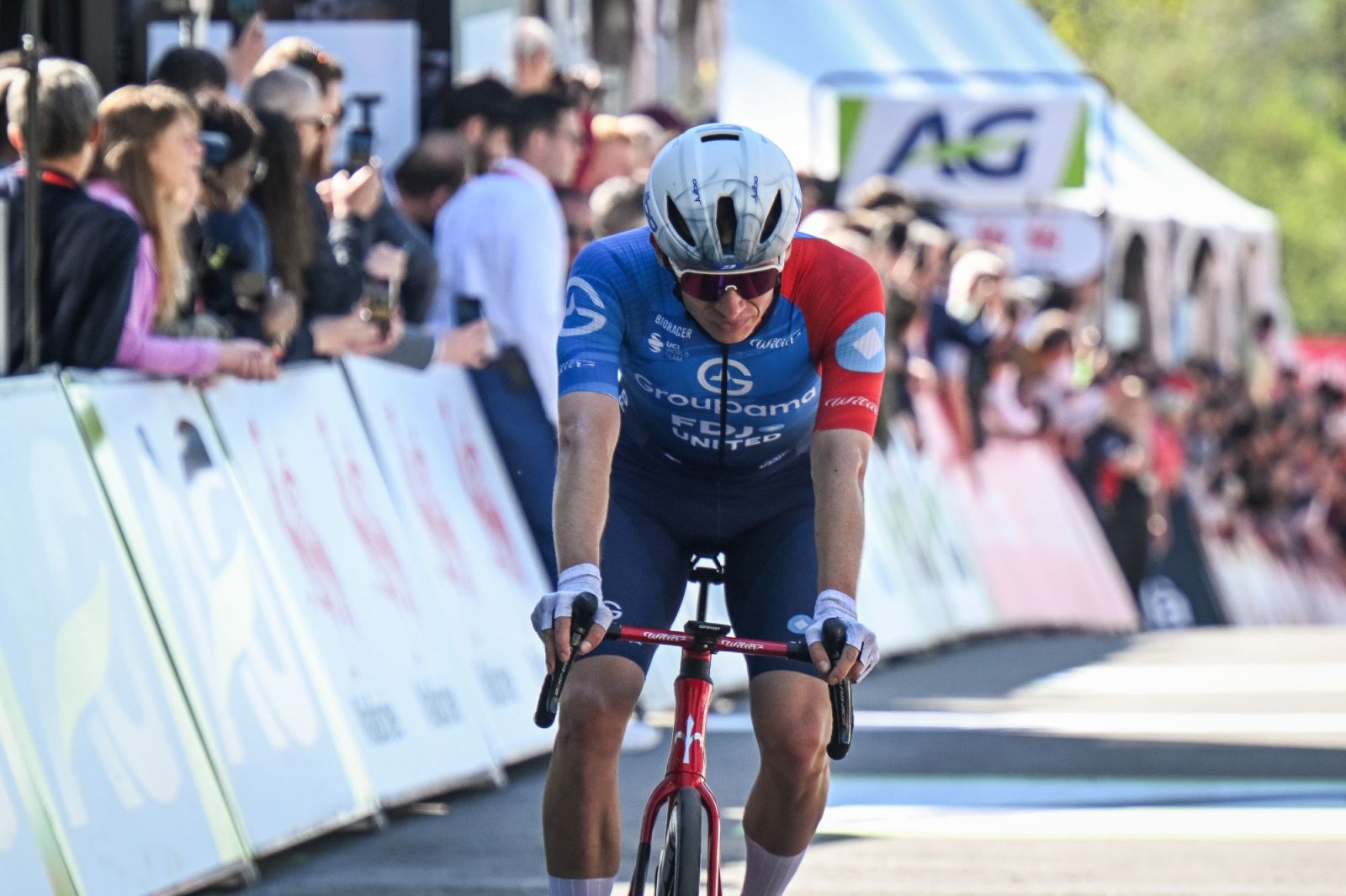 Romain Grégoire gana en Locarno y el Tour de Suiza deja a Pogačar líder Romain Grégoire en acción con el Groupama-FDJ United