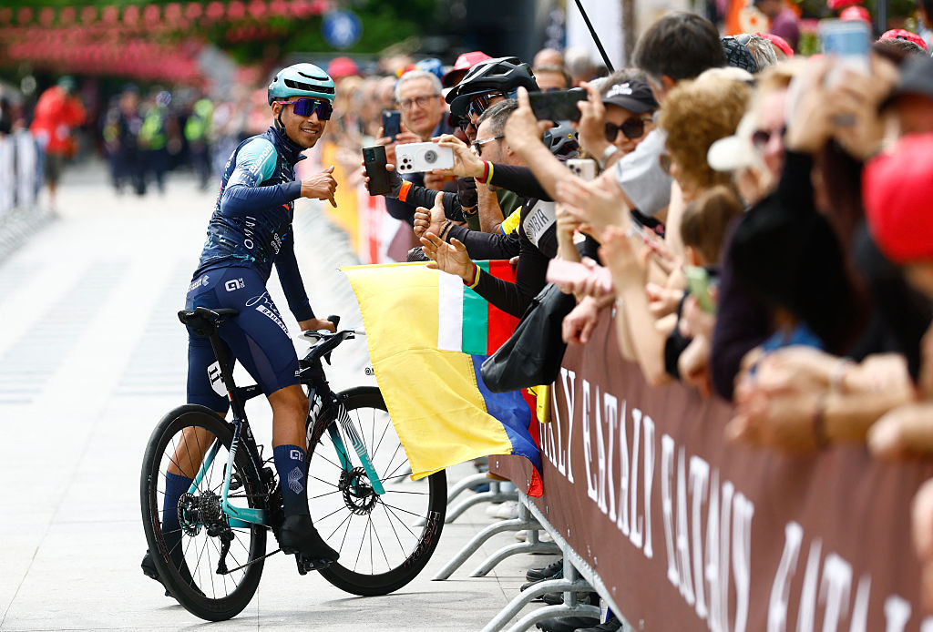 Santiago Buitrago con Bahrain Victorious antes de una etapa del Giro de Italia 2026