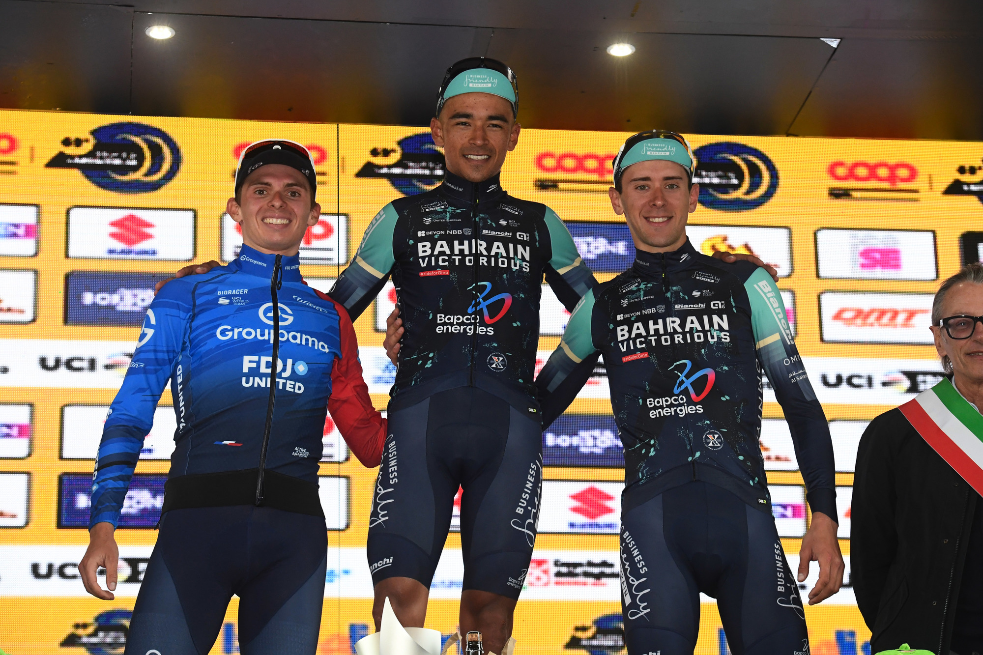 ¿Cómo les fue a los latinoamericanos en la etapa 1 del 78th Tour Auvergne – Rhône-Alpes? Santiago Buitrago con Bahrain Victorious en el Trofeo Laigueglia 2026