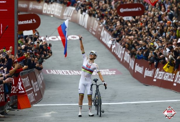 Tadej Pogačar celebrando en Strade Bianche 2026