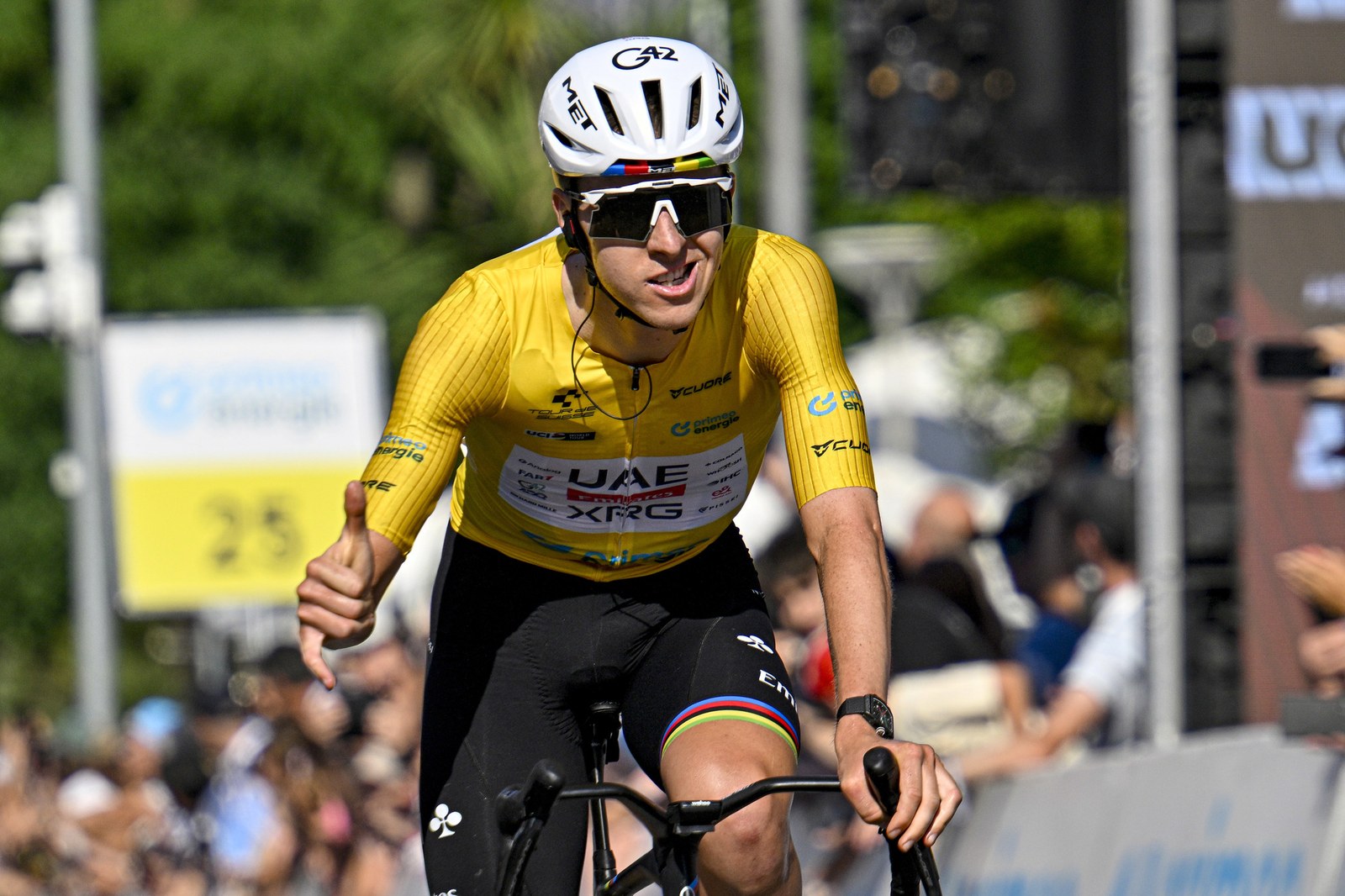 Pogacar gana la etapa 4 del Tour de Suiza 2026 y golpea la general Tadej Pogacar con el maillot de líder en el Tour de Suiza 2026