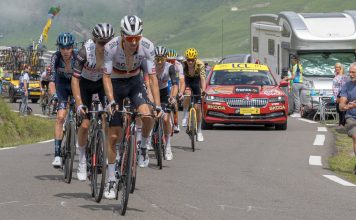 Tour 2026 posibles sorpresas etapa 13: ataque en Ballon d’Alsace Grupo de corredores en montaña durante el Tour de Francia antes de una etapa quebrada