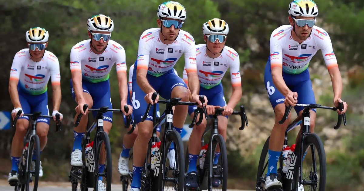 TotalEnergies encuentra oxígeno para seguir en el ciclismo Corredores de TotalEnergies durante una prueba de ciclismo