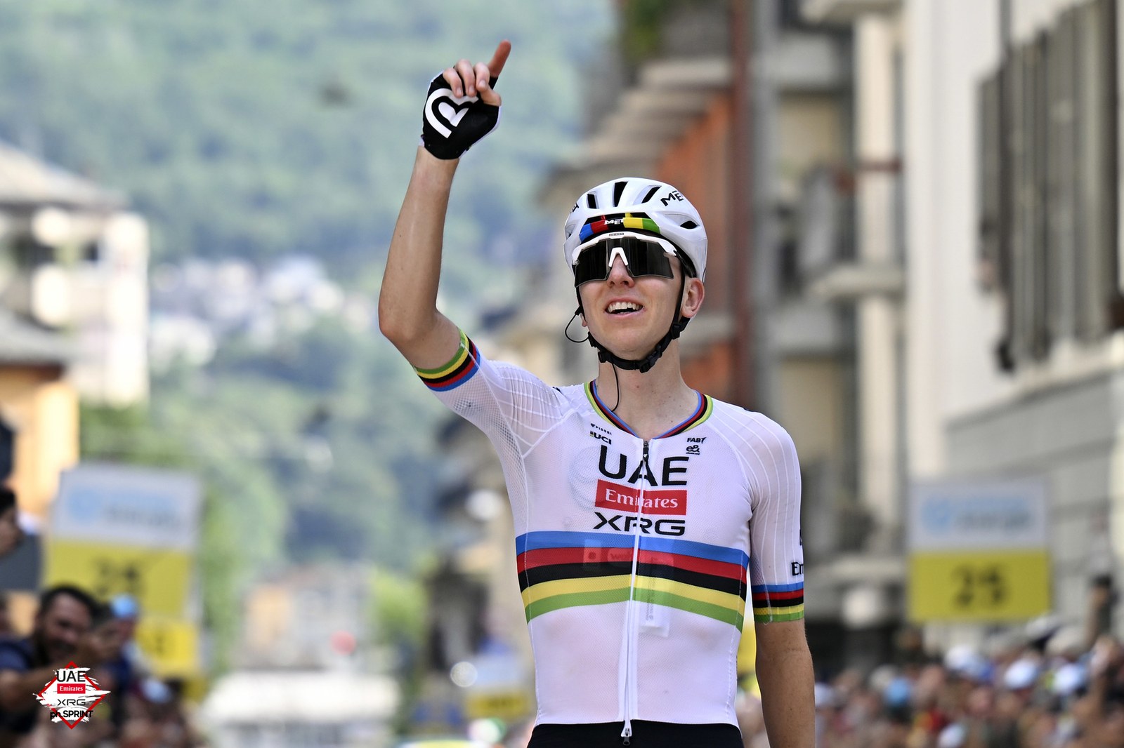 Tadej Pogacar compitiendo en el Tour de Suiza 2026