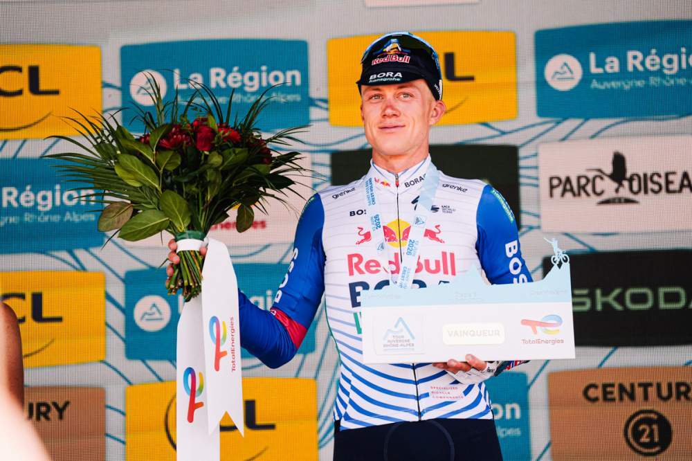 Maxim Van Gils en el podio de la etapa 6 del Tour Auvergne - Rhône-Alpes 2026