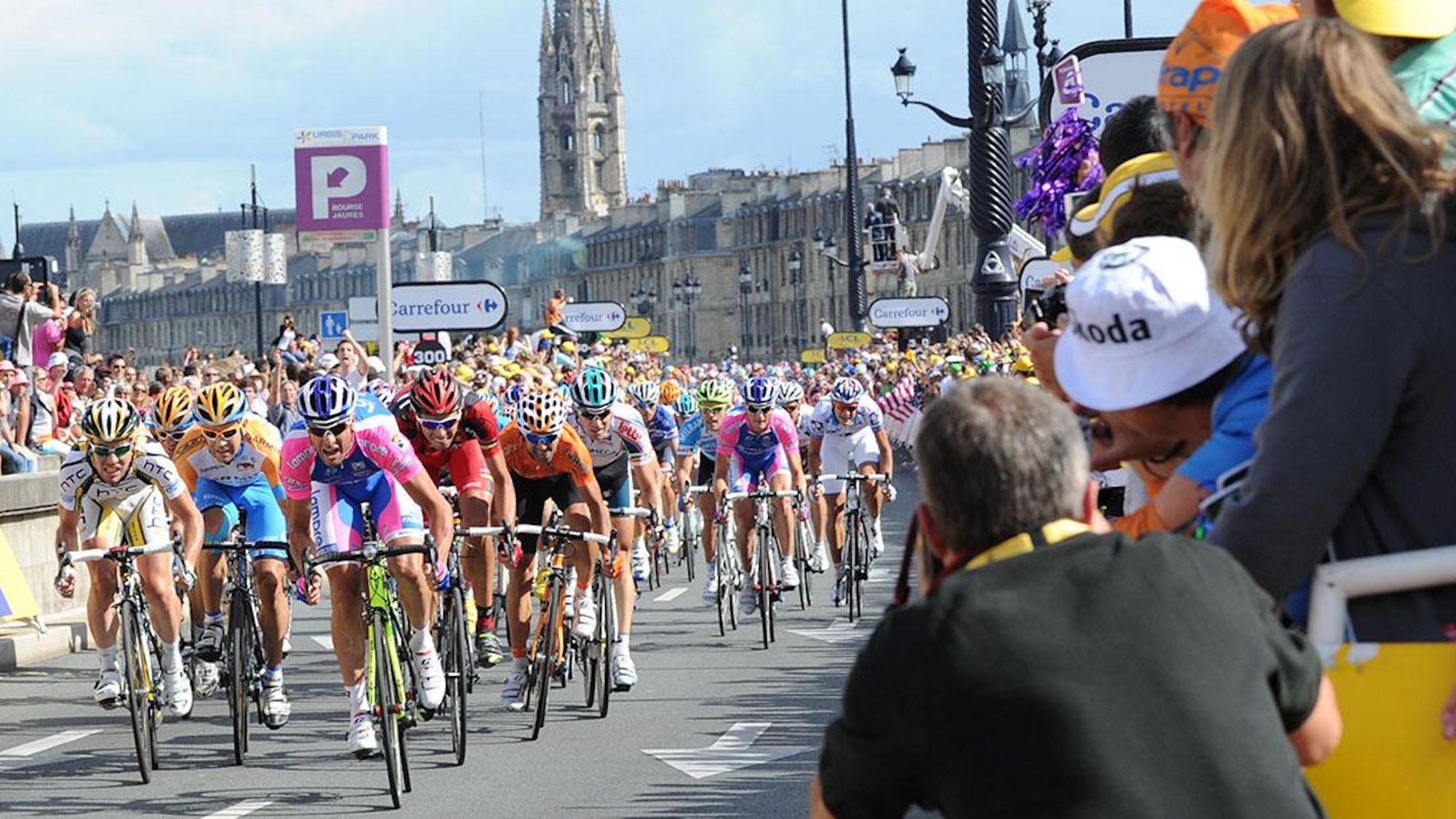 Tour 2026: claves tácticas de la etapa 7 en Bordeaux Pelotón del Tour de Francia en las calles de Bordeaux antes de la etapa 7 del Tour de Francia 2026