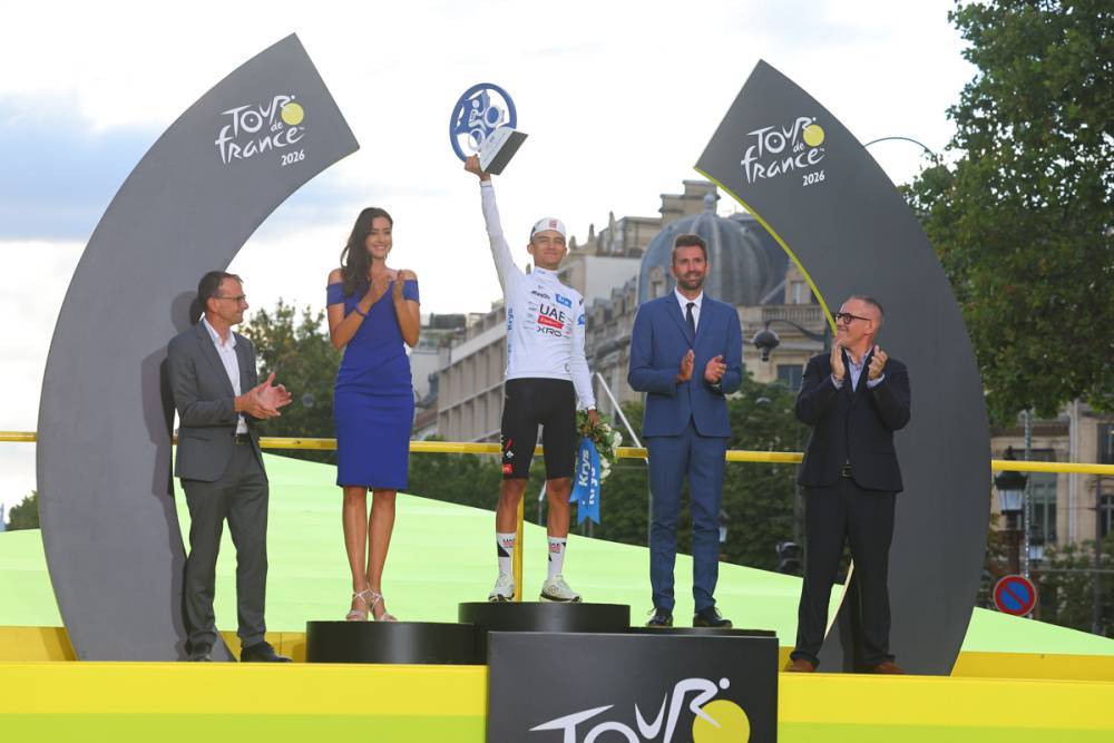 Isaac Del Toro en el podio de París con el maillot blanco del Tour de Francia 2026