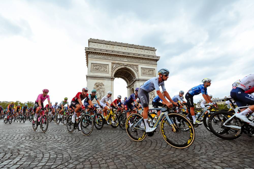 Pelotón del Tour de Francia 2026 frente al Arco del Triunfo