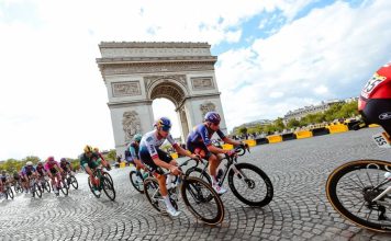 Tour de Francia 2026: abandonos y retiros confirmados Pelotón del Tour de Francia 2026 en París