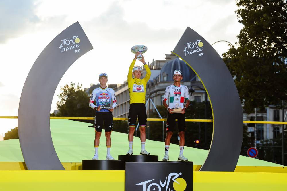 Remco Evenepoel Tadej Pogacar e Isaac Del Toro en el podio del Tour de Francia 2026