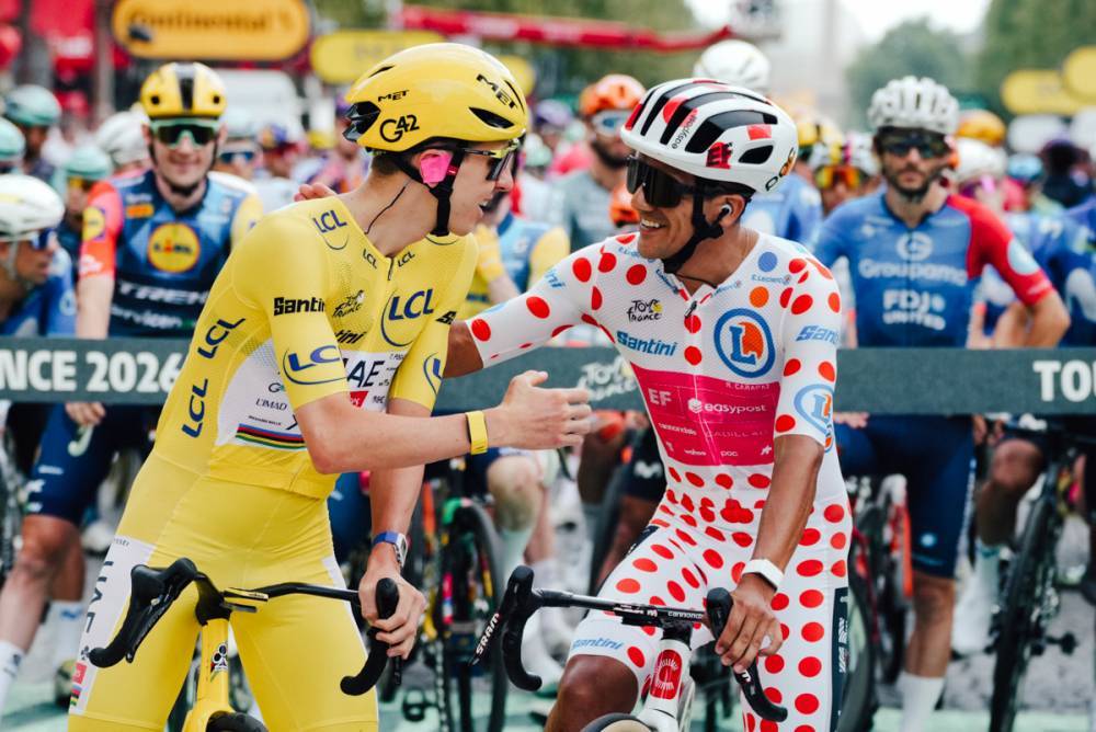 Tadej Pogacar y Richard Carapaz conversan durante la etapa final del Tour de Francia 2026