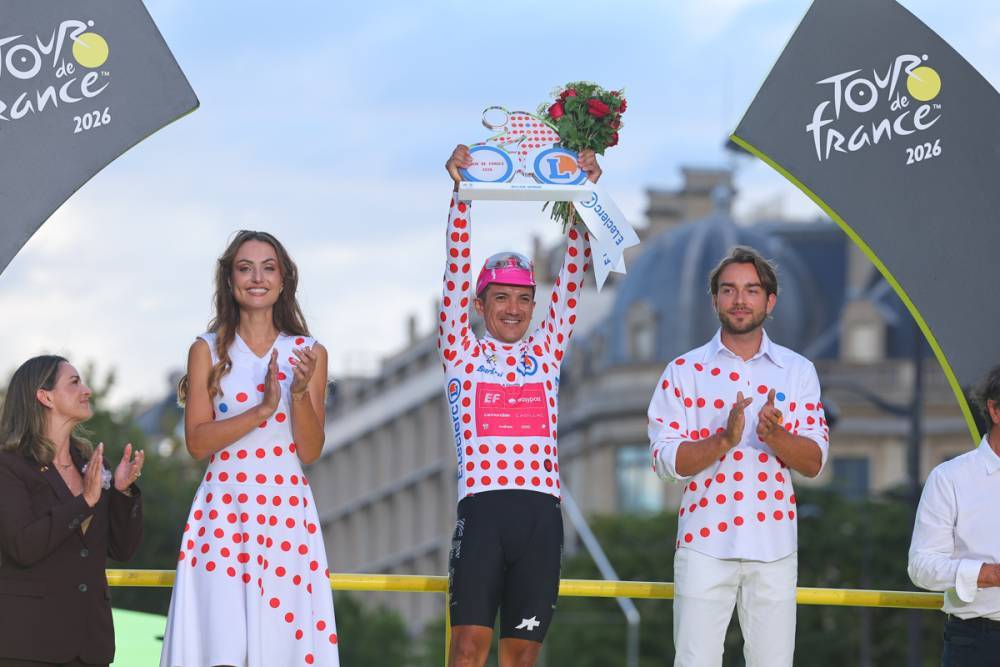 Richard Carapaz celebra el maillot de lunares del Tour de Francia 2026