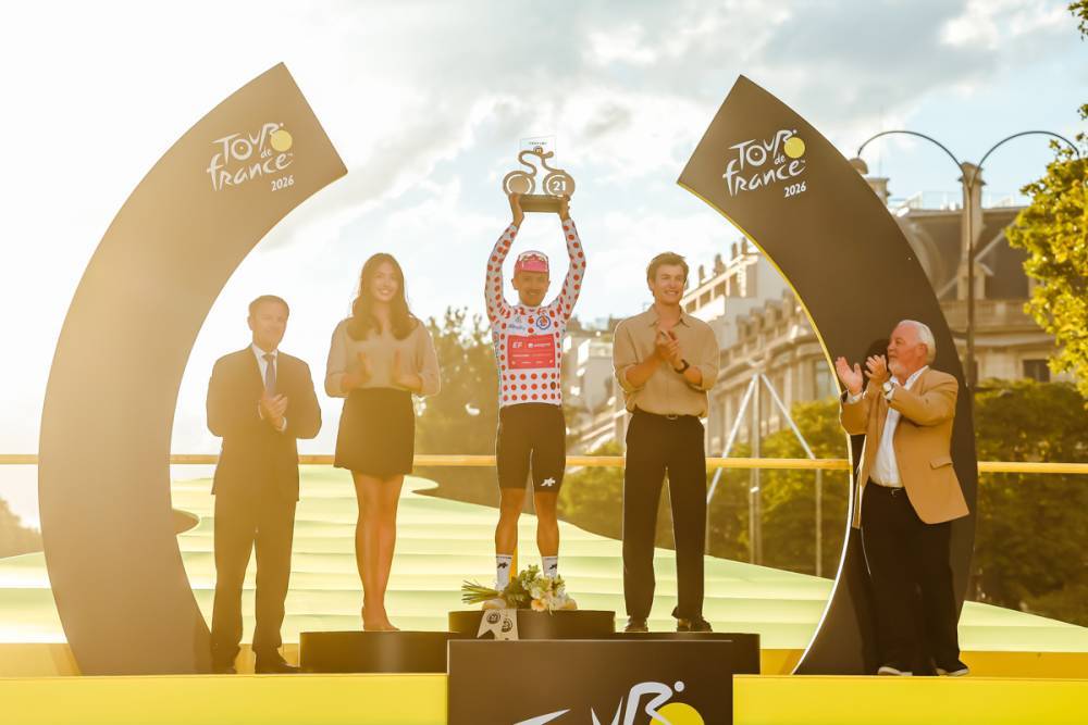 Richard Carapaz con el maillot de lunares del Tour de Francia 2026