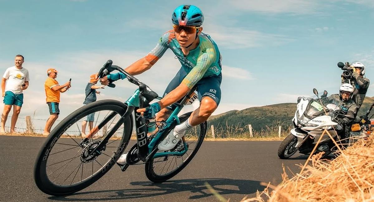 Sergio Higuita compite con XDS Astana en 2026