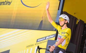 Tadej Pogacar Tour 2026 etapa 19: golpe en Alpe Tadej Pogacar saluda tras la etapa 19 del Tour de Francia 2026