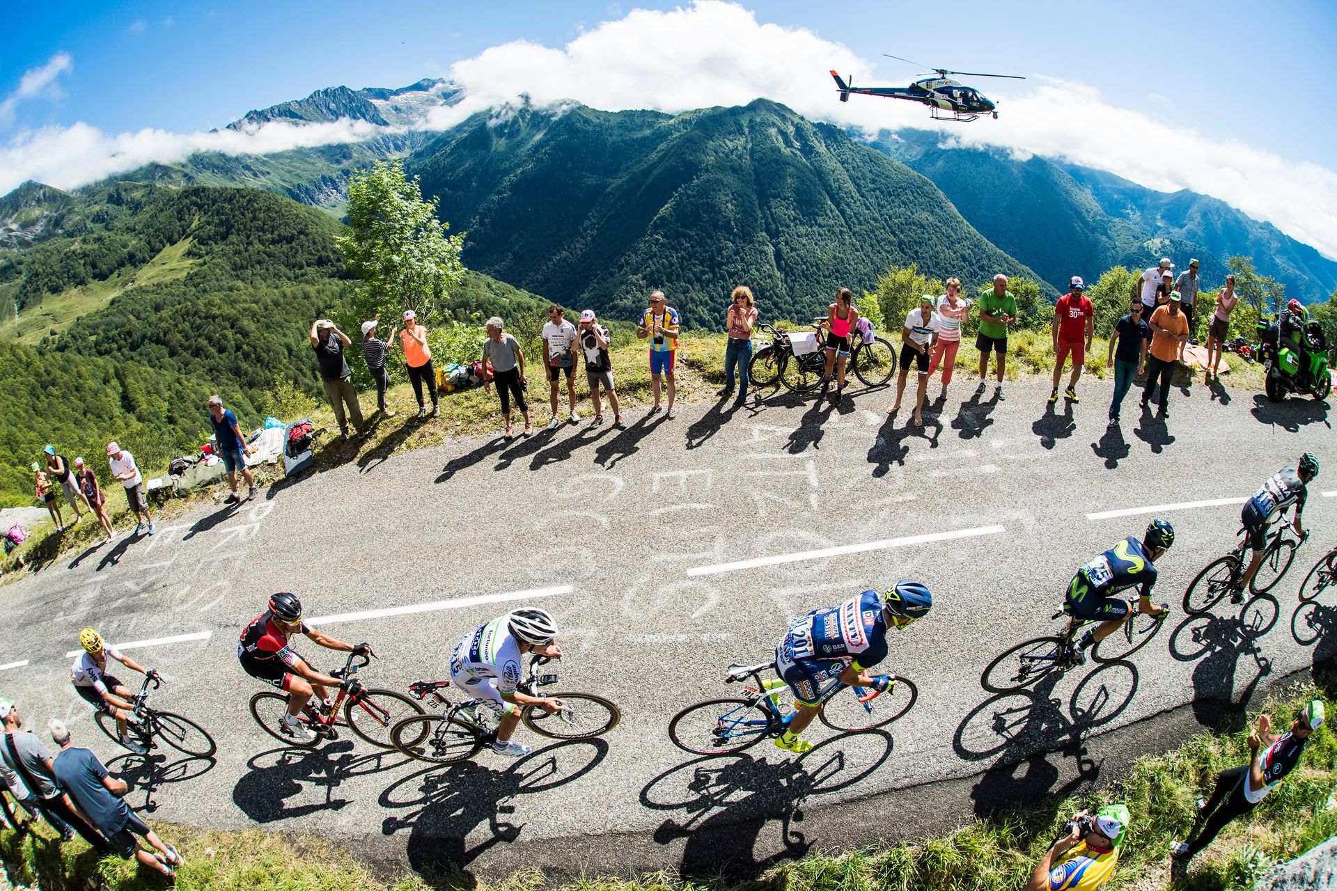 Tour de Francia 2026 etapa 4: perfil Carcassonne-Foix Pelotón del Tour de Francia en una carretera de montaña similar al terreno de la etapa 4 del Tour de Francia 2026