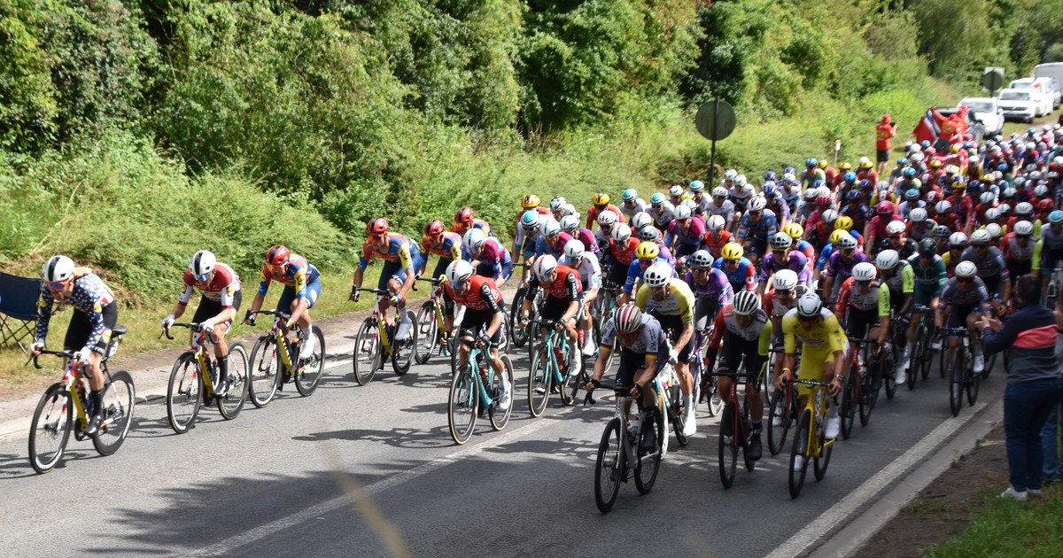Tour 2026: ¿cómo funcionan las bonificaciones de tiempo? Pelotón del Tour de Francia antes de una llegada con bonificaciones