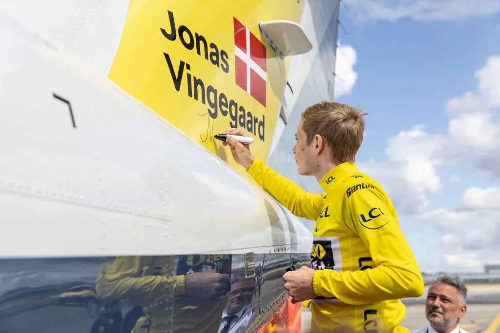 Tour 2026: el retraso inesperado que sufrió Vingegaard Jonas Vingegaard junto a un avión antes del Tour de Francia 2026