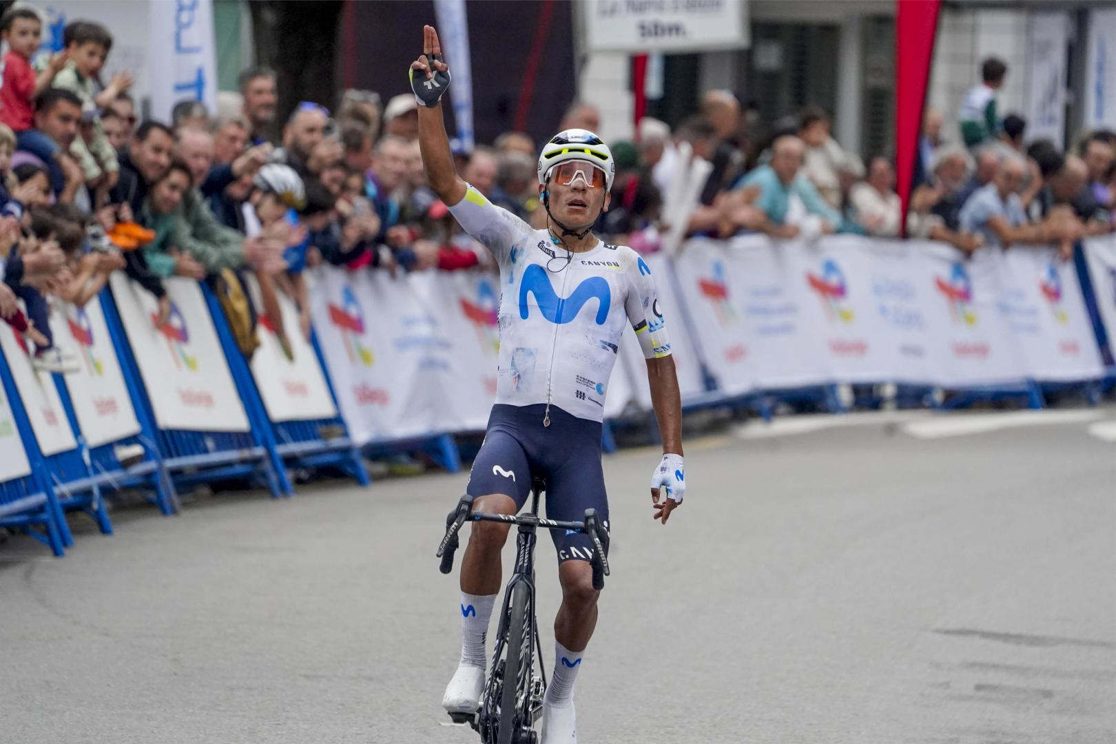 Nairo Quintana celebrando en la Vuelta a Asturias 2026