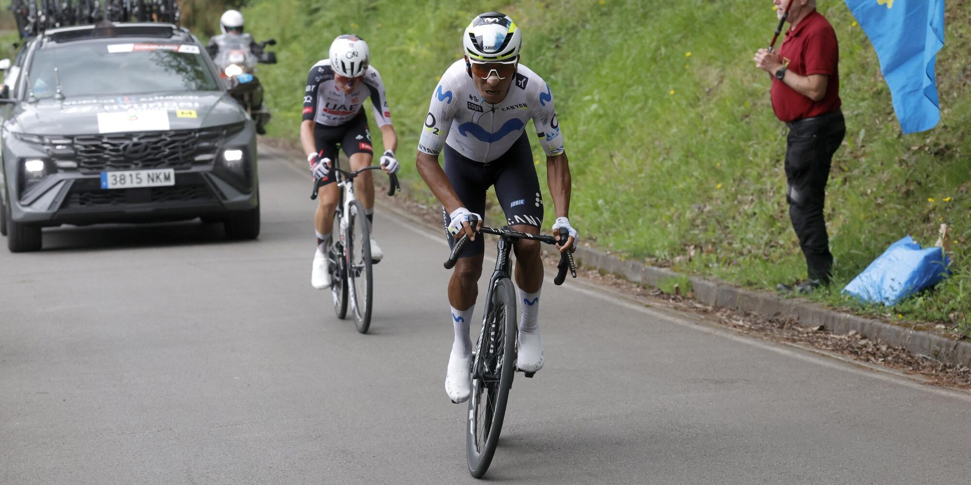 Nairo Quintana en fuga durante la Vuelta a Asturias 2026