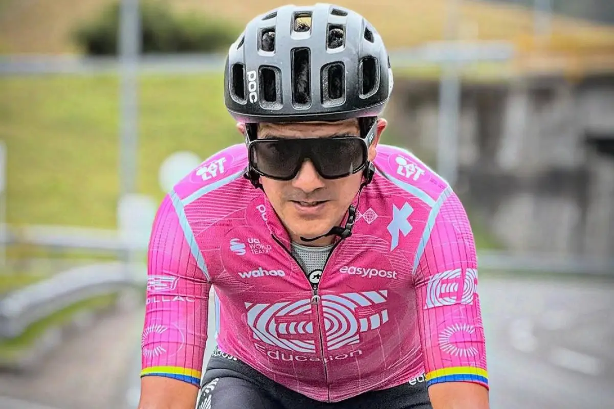 Richard Carapaz en una imagen de carrera con el maillot rosa de EF