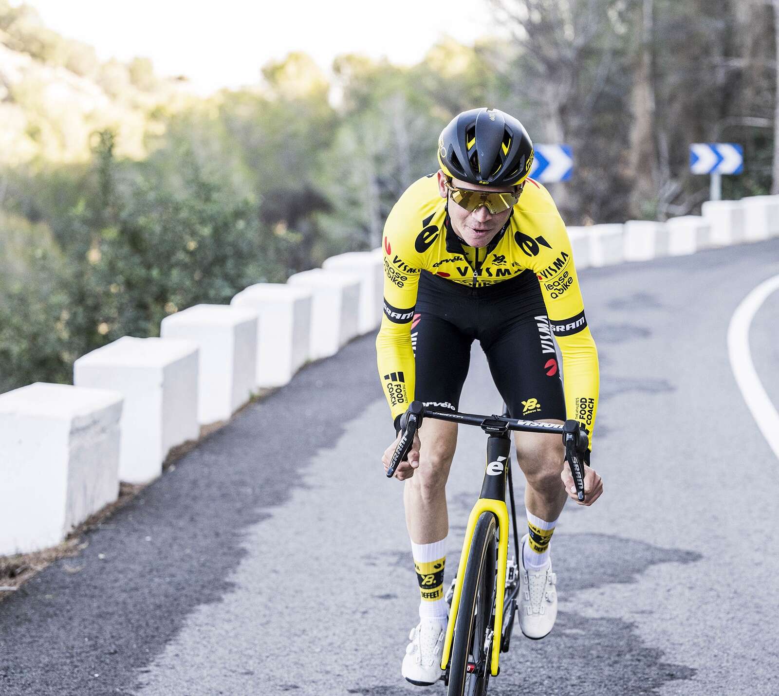 Sepp Kuss apoyando a Jonas Vingegaard en el Giro de Italia
