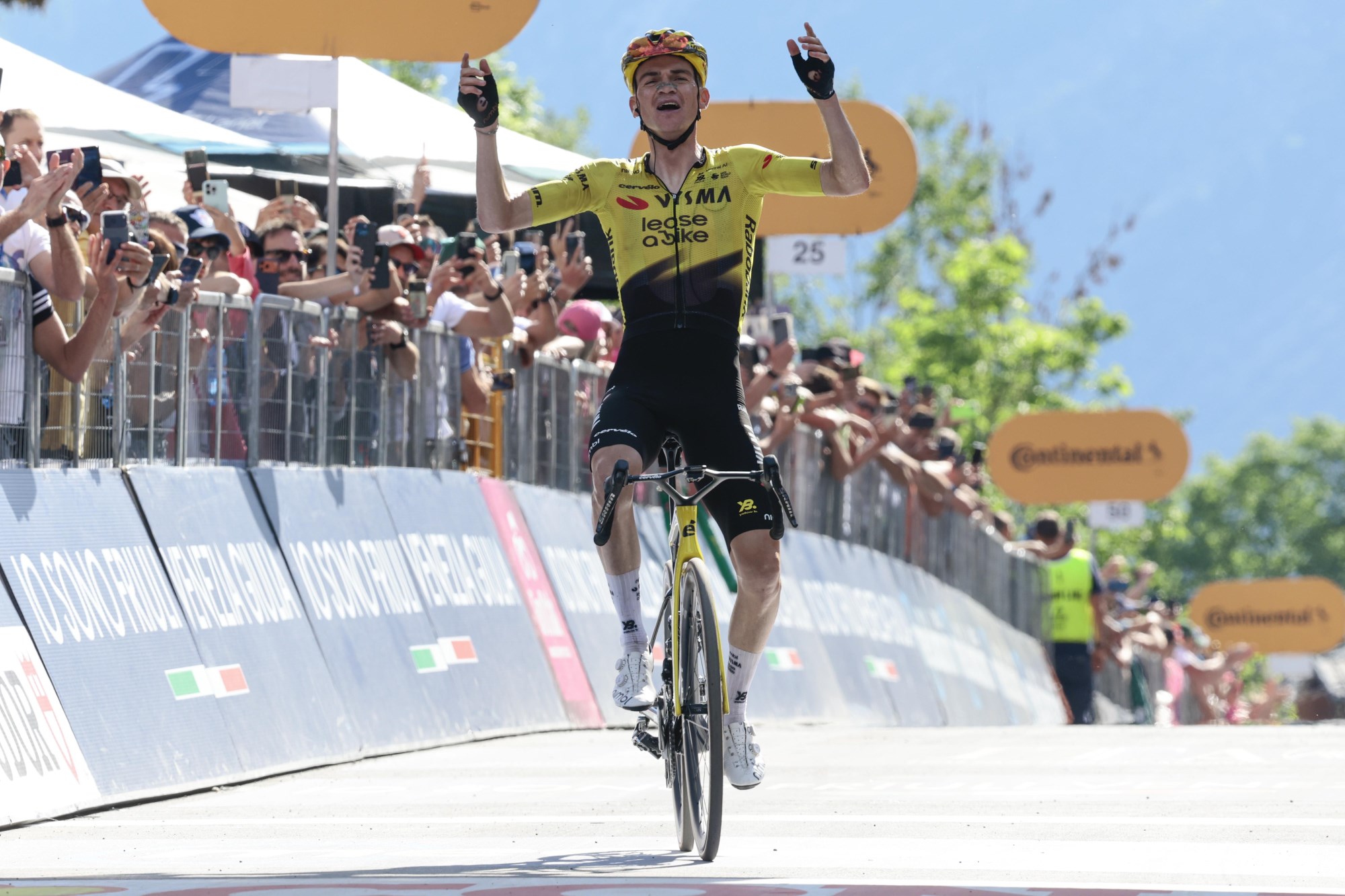 Sepp Kuss celebrando en el Giro de Italia 2026