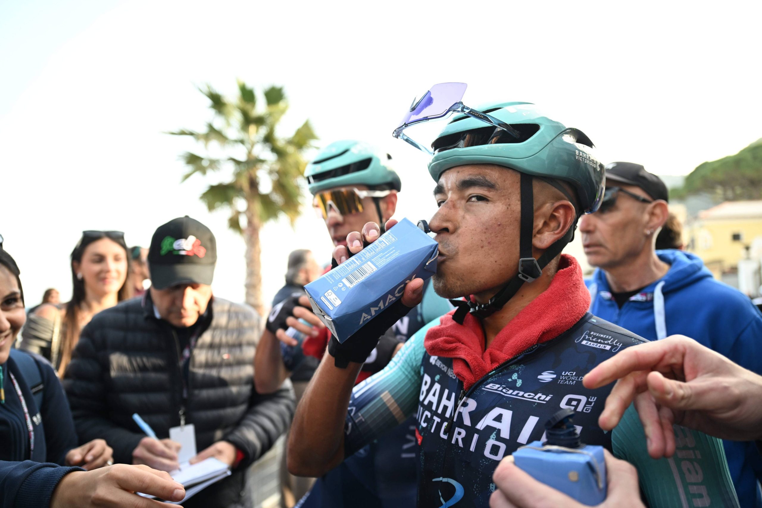 Santiago Buitrago atendiendo a medios después de ganar el Trofeo Laigueglia 2026