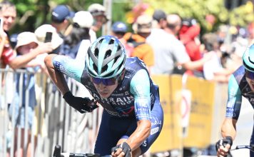 Santiago Buitrago en la etapa 2 de La Vuelta: lo que dejó Manosque Santiago Buitrago atacando en carrera con el maillot de Bahrain Victorious en el Tour Down Under 2026