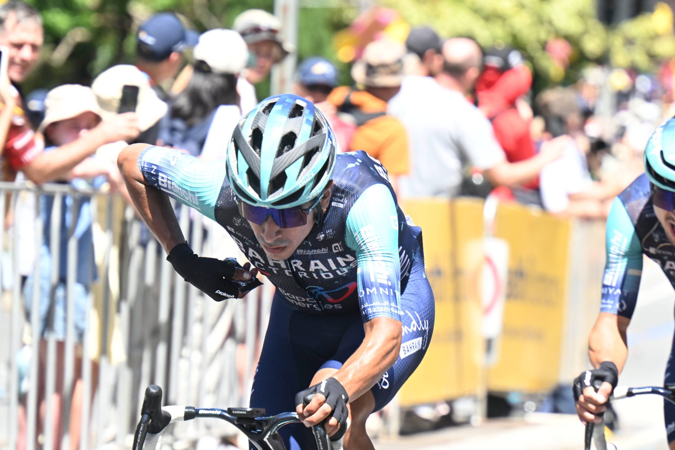 Santiago Buitrago atacando en carrera con el maillot de Bahrain Victorious en el Tour Down Under 2026