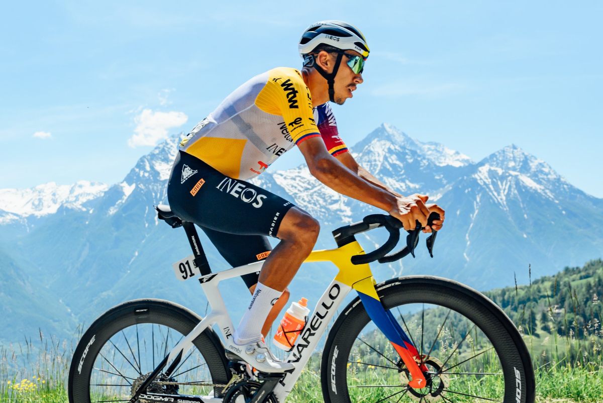 Egan Bernal en carrera con Netcompany INEOS