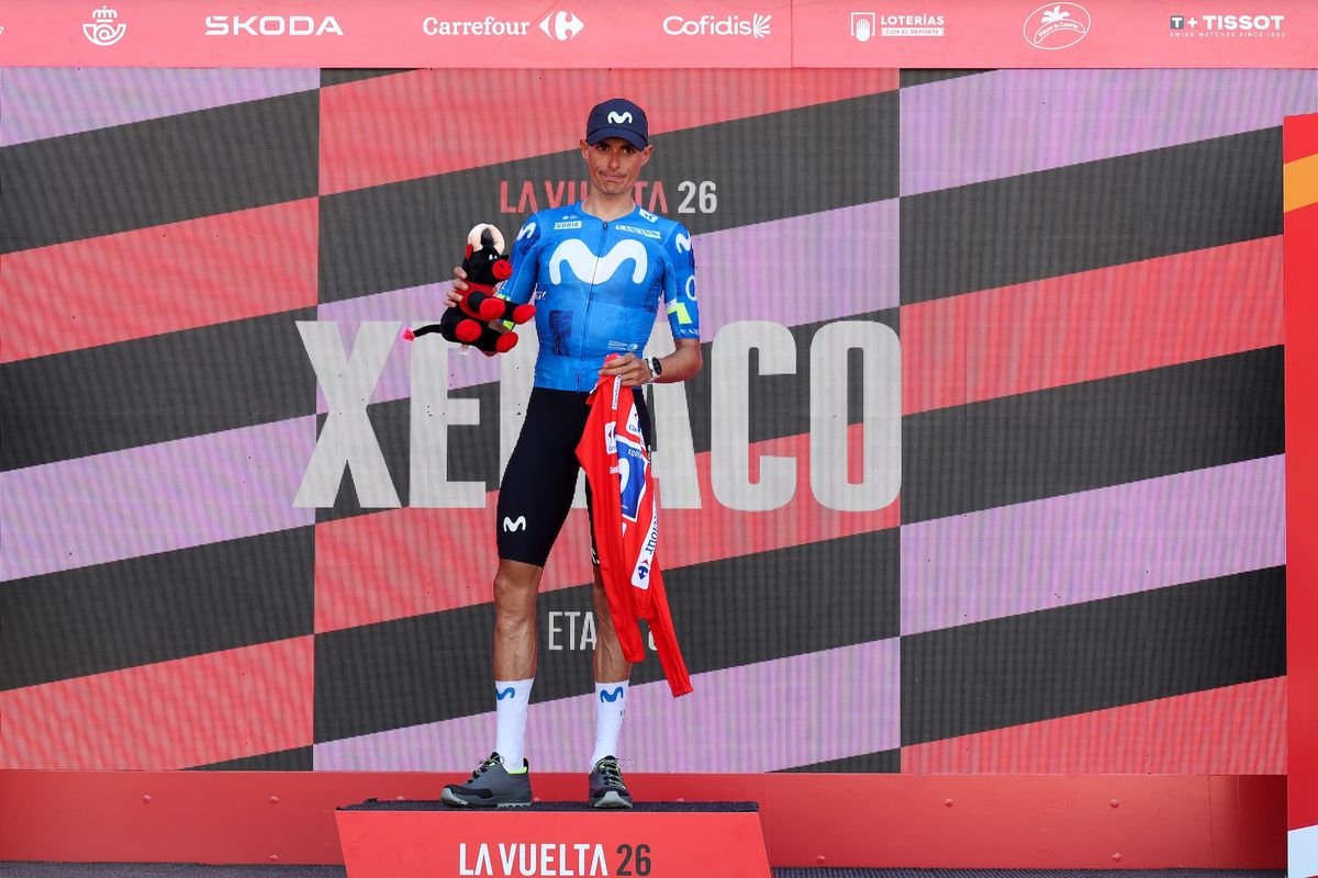 Enric Mas con el maillot rojo tras la etapa 8 de La Vuelta 2026