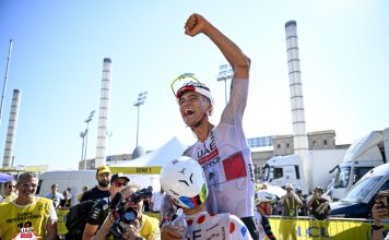 Isaac Del Toro y el agosto que puede cambiar su lugar Isaac Del Toro celebra con Tadej Pogacar tras una victoria del UAE Team Emirates-XRG