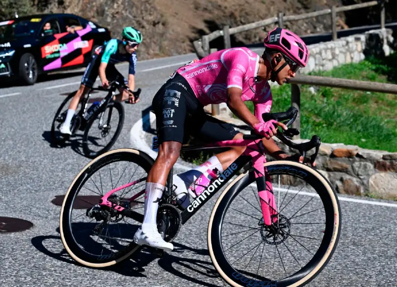 Juan Felipe Rodríguez en una subida con EF Education-EasyPost