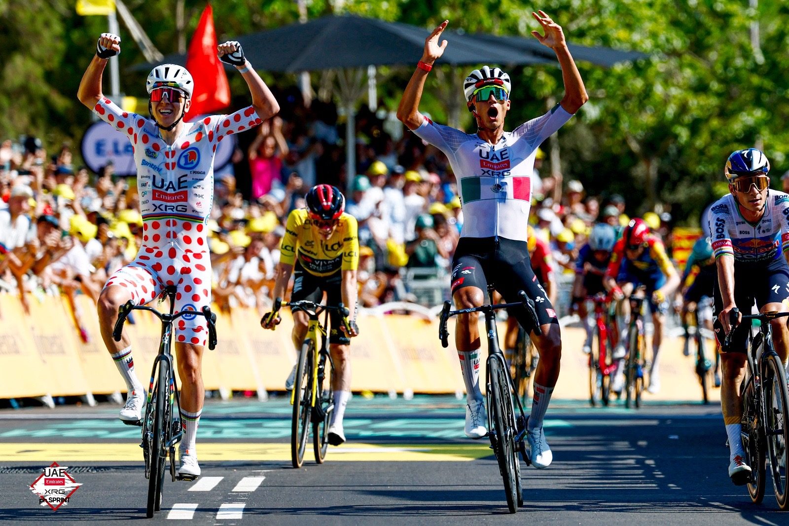 Isaac Del Toro y Tadej Pogacar celebran en el Tour de Francia 2026