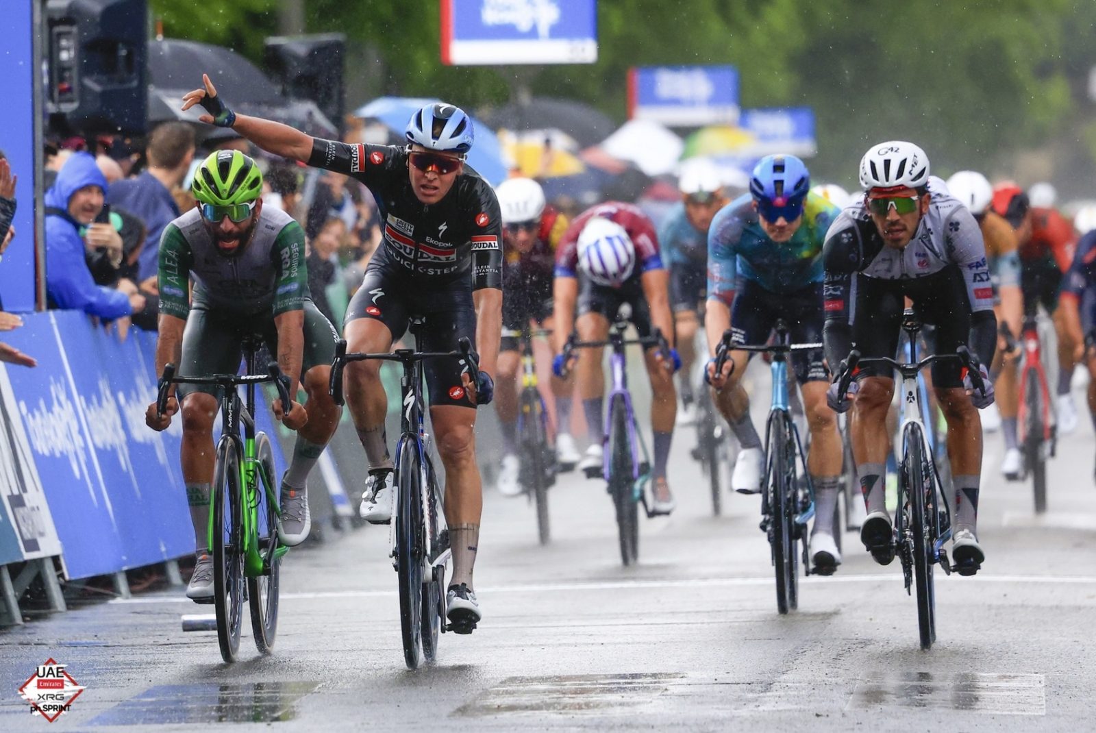 Juan Sebastián Molano sprinta en el Tour de Hongrie 2026