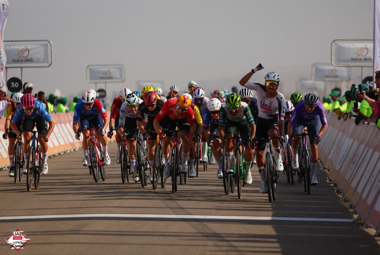 Juan Sebastián Molano gana al sprint en el Tour de Omán 2026