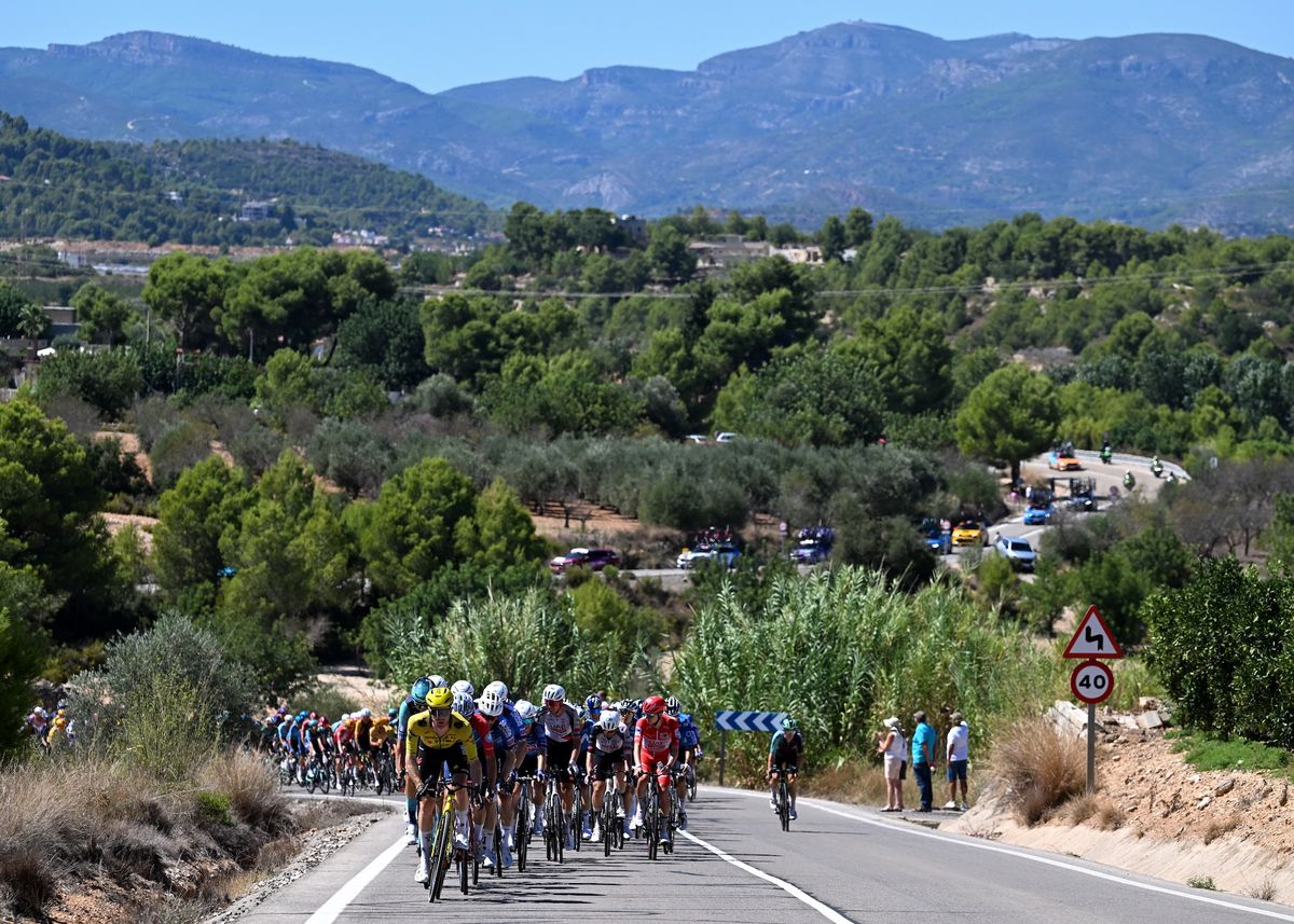 Pelotón de La Vuelta 2026 durante la etapa 8 entre Puçol y Xeraco