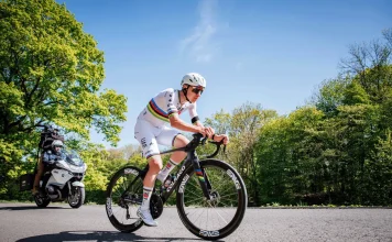 Pogacar busca en La Vuelta lo que nadie ha hecho Tadej Pogacar entrena con UAE Team Emirates-XRG antes de La Vuelta a España