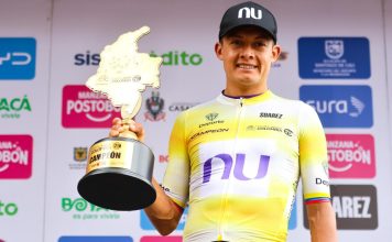 ¿Dónde puede definirse la Vuelta a Colombia 2026? Rodrigo Contreras posa con el trofeo de campeón de la Vuelta a Colombia