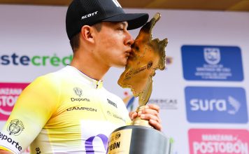 Vuelta a Colombia 2026: el peso de defender la corona Rodrigo Contreras besa el trofeo de campeón de la Vuelta a Colombia