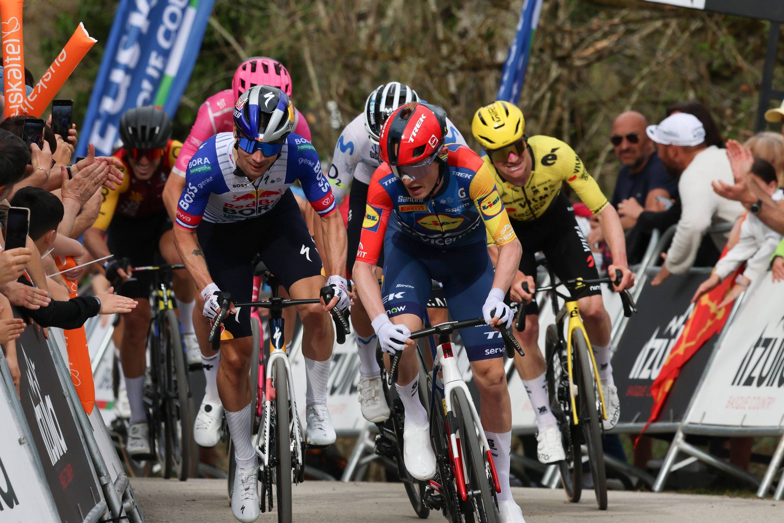 Primoz Roglic en acción en la Itzulia Basque Country 2026 con Red Bull BORA-hansgrohe
